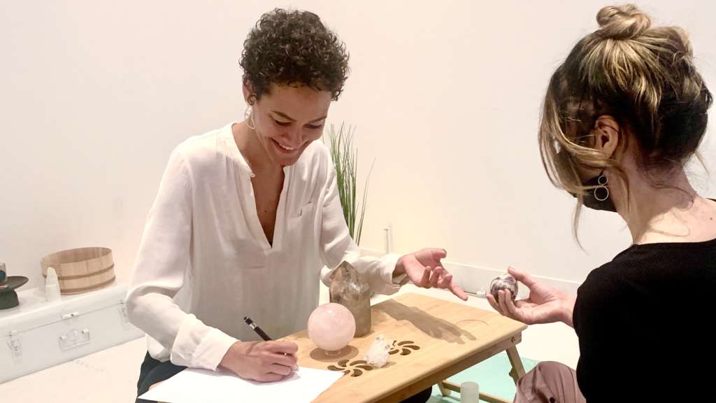 Témoignages - Lecture vibratoire d'un client avec des cristaux posés sur une table chez Yogamour Paris - Aurélia Aubout pour Soins-Vibration.com